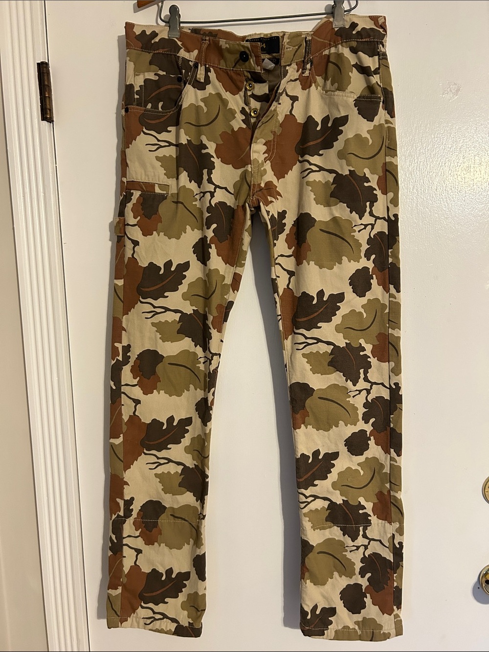 Men’s 10 Deep camouflage pants.